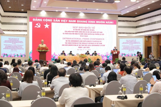 Họp báo quốc tế về sửa đổi, bổ sung một số điều của Hiến pháp và triển khai mô hình tổ chức chính quyền địa phương 2 cấp