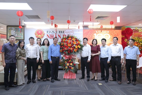 Thứ trưởng Bộ Nông nghiệp và Môi trường Võ Văn Hưng chúc mừng Báo Đại biểu Nhân dân