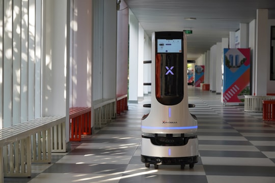 Robot trợ lý thông minh Phenikaa-X: Giải pháp công nghệ hỗ trợ tương tác và kết nối hiện đại
