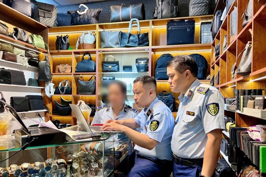 TP. Hồ Chí Minh: Tạm giữ gần 400 sản phẩm hàng giả nhãn hiệu nổi tiếng tại Saigon Square
