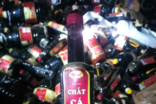 Hàng trăm chai nước mắm không rõ nguồn gốc bị vứt bỏ ven đường ở Quảng Nam