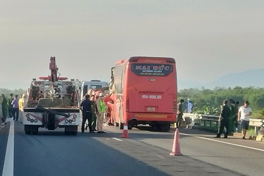 Va chạm giữa xe khách và xe đầu kéo trên cao tốc Đà Nẵng – Quảng Ngãi khiến hai người tử vong
