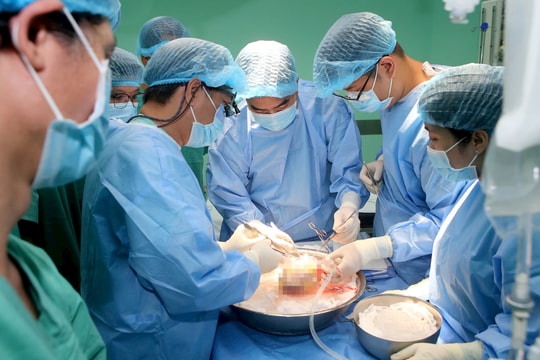Bệnh viện Trung ương Huế thực hiện đồng thời 4 ca ghép tim, gan, giác mạc xuyên Việt