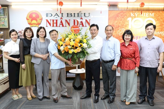 Lãnh đạo nhiều cơ quan, đơn vị, địa phương đến thăm, chúc mừng Báo Đại biểu Nhân dân