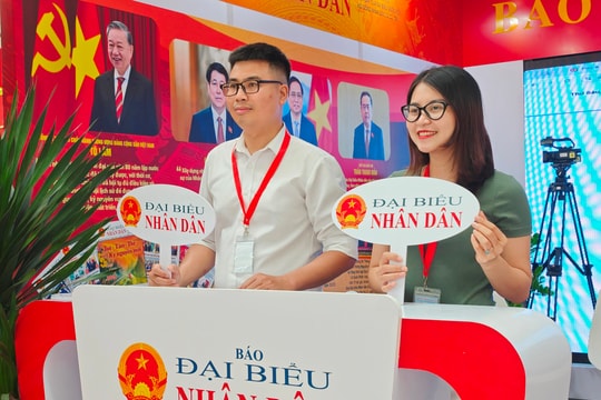 Giới trẻ hào hứng trải nghiệm các hoạt động tại gian trưng bày Báo chí Quốc hội