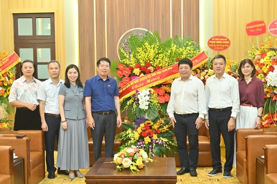 Phó Chủ nhiệm Văn phòng Quốc hội Nguyễn Văn Hiển thăm, chúc mừng Báo Nhân Dân