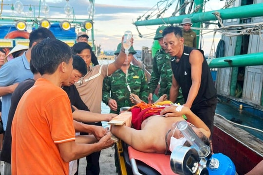 Quảng Bình: Xuyên đêm cấp cứu ngư dân bị tai nạn lao động trên biển