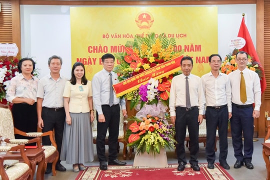 Phó Chủ nhiệm Văn phòng Quốc hội Phạm Đình Toản chúc mừng Bộ Văn hóa, Thể thao và Du lịch, Thông tấn xã Việt Nam