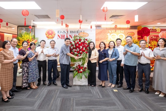 Chủ nhiệm Ủy ban Văn hóa và Xã hội Nguyễn Đắc Vinh thăm, chúc mừng Báo Đại biểu Nhân dân