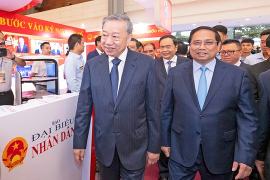 Tổng Bí thư Tô Lâm, Thủ tướng Phạm Minh Chính, Chủ tịch Quốc hội Trần Thanh Mẫn thăm các gian trưng bày tại Hội báo toàn quốc năm 2025