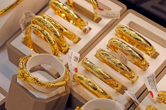 Giá vàng ngày 21/6: Vàng nhẫn trong nước giảm mạnh, vàng thế giới đi xuống nhẹ