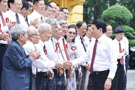 State President commends outstanding journalists on eve of revolutionary press centennial