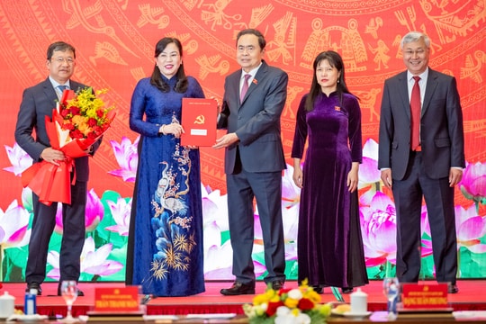 Đoàn kết, thống nhất, sáng tạo, đổi mới, xây dựng Đảng bộ Ủy ban Công tác đại biểu trong sạch, vững mạnh toàn diện