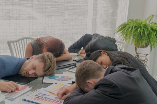 Càng “cày cuốc” càng kiệt quệ: Sự thật về làm việc quá 40 giờ/tuần