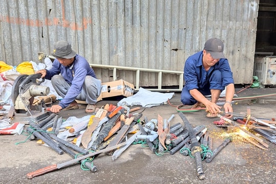 An Giang: Tiêu hủy hơn 1.500 công cụ hỗ trợ, vũ khí thô sơ