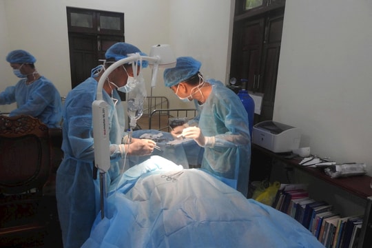 Kịp thời cứu chữa ngư dân bị cá kìm đâm vào cổ trên biển Trường Sa