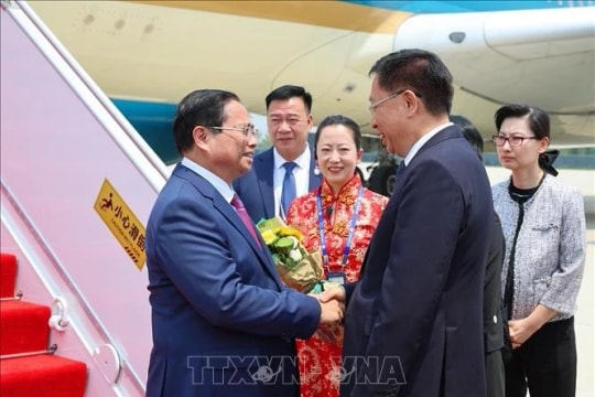 Vietnamese PM arrives in Tianjin for WEF meeting, working visit to China