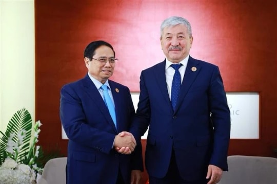 PM meets with Kyrgyz counterpart on WEF Tianjin sidelines