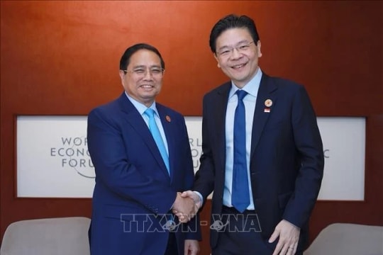 PM meets with Singaporean counterpart on WEF Tianjin sidelines