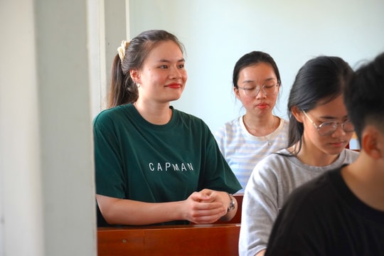 Thí sinh Quảng Bình rạng rỡ trong ngày làm thủ tục dự thi THPT 2025