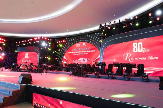 NSND Quốc Hưng "choáng ngợp" với sân khấu chương trình vinh danh ca khúc về Quốc hội