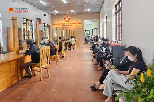 Người dân phấn khởi trong ngày đầu vận hành thử nghiệm các xã, phường mới ở Lâm Đồng