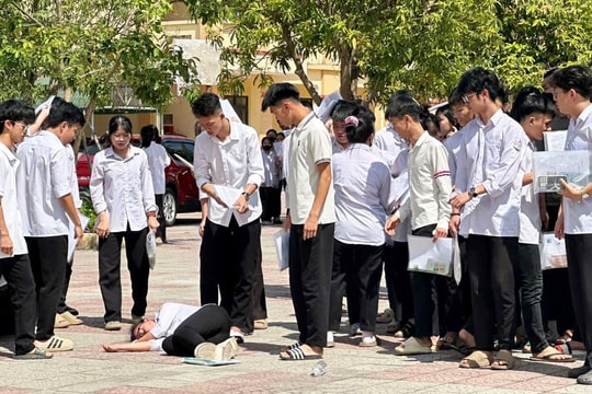 Một thí sinh ngất xỉu sau khi kết thúc môn thi đầu tiên