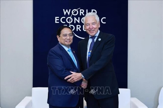 PM Pham Minh Chinh meets World Economic Forum leaders