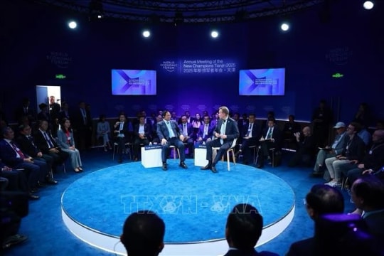 PM charts Vietnam’s path at WEF’s policy dialogue