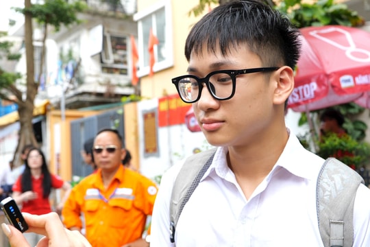 Thí sinh bật khóc, "hoa mắt" khi đọc đề toán