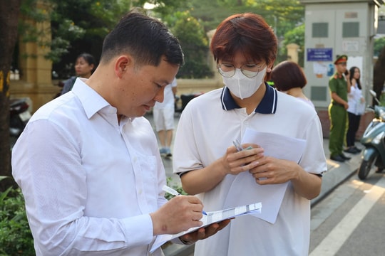 Người thầy lo "thót tim" sợ học trò đến thi muộn, đứng đợi điểm danh từ 6h sáng