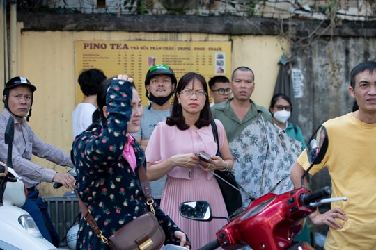 Phụ huynh như "ngồi trên đống lửa" khi con vào phòng thi