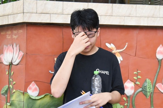 Thí sinh lo lắng vì đề Toán tốt nghiệp THPT 2025 "khó hơn tưởng tượng"