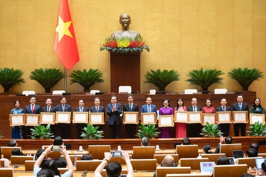 Lễ trao tặng Bằng khen của Ủy ban Thường vụ Quốc hội