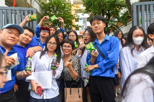 Những khoảnh khắc đầy cảm xúc trong ngày đầu kỳ thi tốt nghiệp THPT 2025