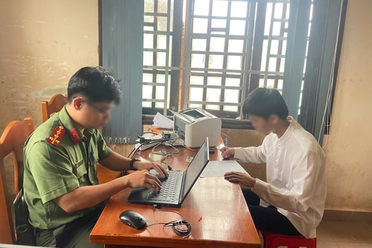 Khởi tố hình sự nam sinh dùng camera giấu kín gửi đề thi tốt nghiệp THPT 2025 ra ngoài nhờ giải hộ