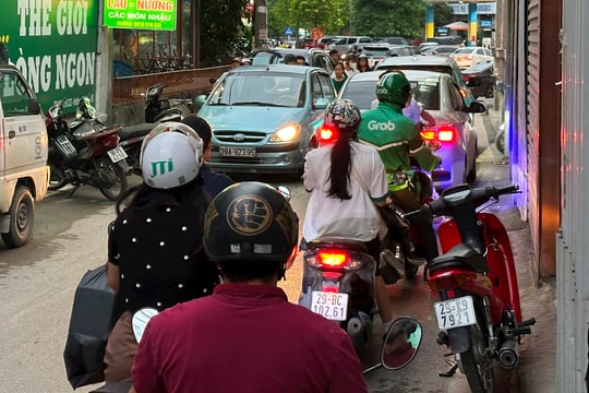 Phố Yên Hoà (quận Cầu Giấy, Hà Nội): Hàng đoàn ô tô đỗ chiếm nửa lòng đường khiến giao thông chật vật