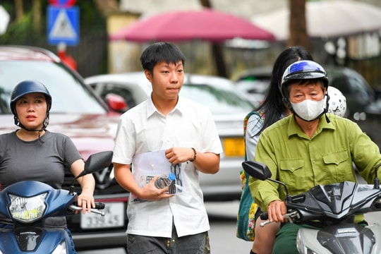 Thí sinh hồi hộp bước vào ngày thi thứ 2  tốt nghiệp THPT 2025