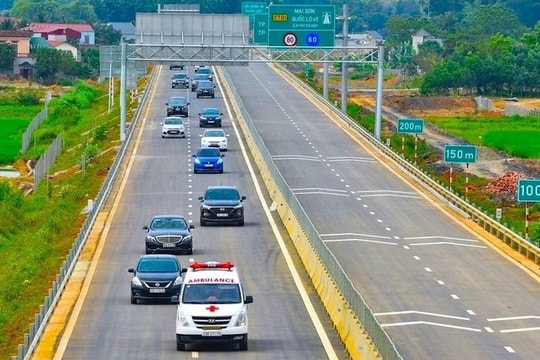 Xe cứu thương đang làm nhiệm vụ lùi xe trên đường cao tốc có bị phạt không?