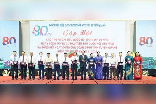 Phó Chủ tịch Quốc hội, Thượng tướng Trần Quang Phương dự gặp mặt các thế hệ ĐBQH tỉnh Tuyên Quang