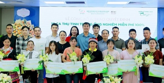 Niềm hạnh phúc của những cặp vợ chồng vượt hàng trăm km đi "tìm con"