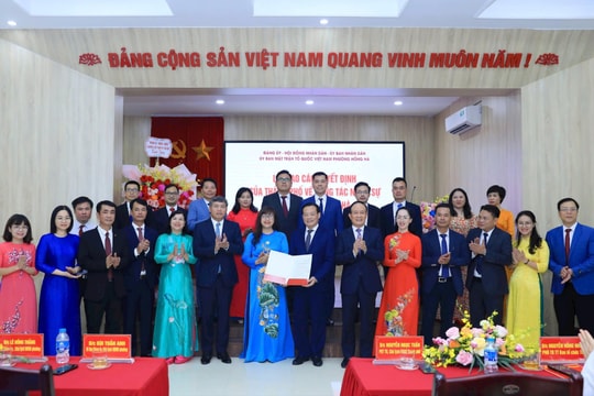 Phó Bí thư Thành ủy Hà Nội Nguyễn Ngọc Tuấn trao các quyết định về công tác cán bộ tại phường Tây Hồ, Phú Thượng và Hồng Hà