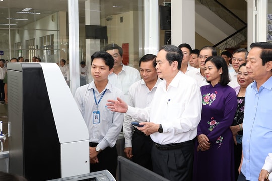 Chủ tịch Quốc hội Trần Thanh Mẫn kiểm tra tình hình giải quyết thủ tục hành chính phục vụ người dân, doanh nghiệp tại Cần Thơ