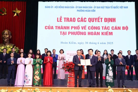 Chủ tịch UBND TP. Hà Nội trao các quyết định về công tác nhân sự tại phường Hoàn Kiếm và Cửa Nam