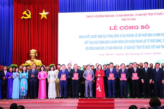 Phó Chủ tịch Quốc hội Nguyễn Thị Thanh dự Lễ công bố các Nghị quyết về thành lập tỉnh Tây Ninh và sắp xếp đơn vị hành chính