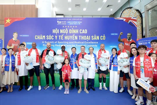 Y học thể thao Việt Nam vươn tầm quốc tế, gây ấn tượng đặc biệt với dàn huyền thoại Manchester Reds