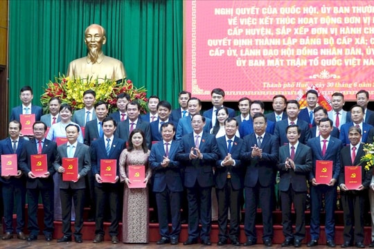 Phó Chủ tịch Quốc hội, Thượng tướng Trần Quang Phương dự Lễ công bố Nghị quyết của Quốc hội tại Huế