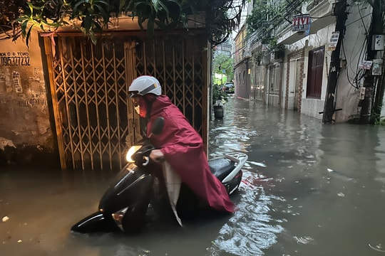 Hà Nội: Khu dân cư trong vùng dự án cống hóa “đắp chiếu” nhiều năm bị ngập sâu, người dân phải bơm nước ra khỏi nhà