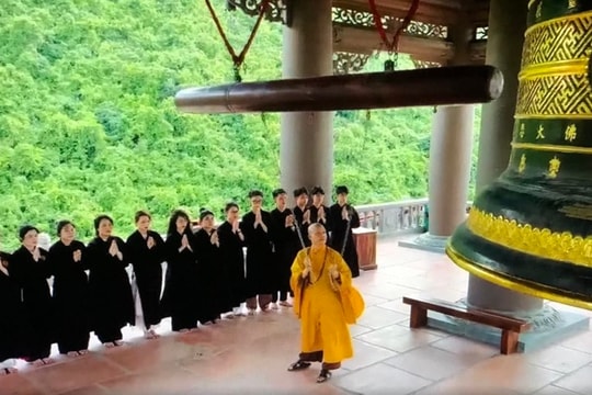 Đúng 6 giờ sáng ngày 1/7, các chùa trên toàn quốc cử chuông, trống cầu quốc thái dân an