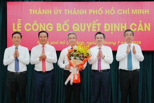 Thành ủy TP. Hồ Chí Minh trao quyết định nhân sự chủ chốt các cơ quan